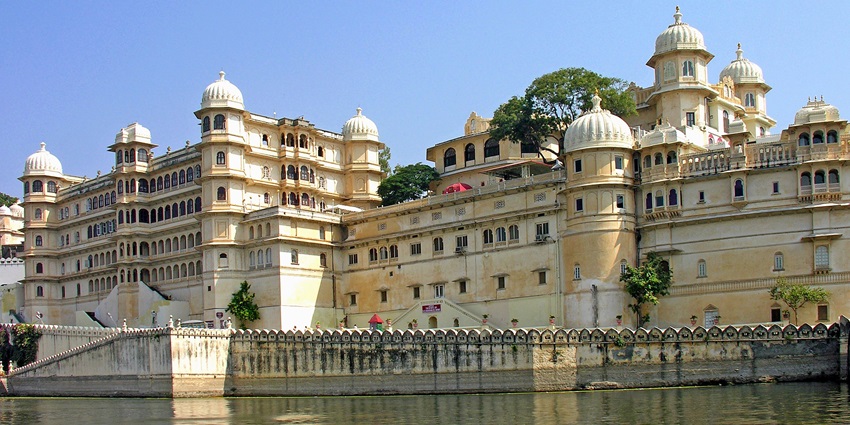 City Palace in Jaipur features Mughal, Rajput architecture and artefacts for travellers.