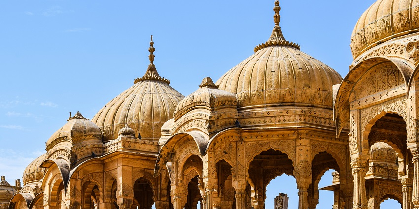 Explore Jaisalmer Fort, and Patwon Ki Haveli while celebrating new year in Jaisalmer.