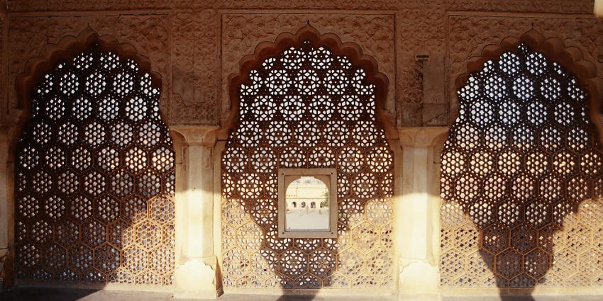 Decorative lattice screen showcasing intricate geometric patterns and detailed carvings in Ratangarh Fort.