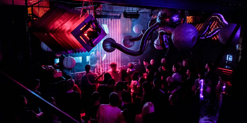 Captivating techno set, the best part of techno parties in Delhi.
