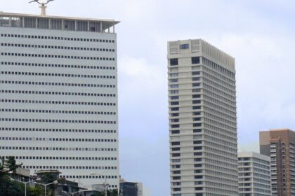 An image of the giant buildings along the famous Marine Drive while going to Collaba.