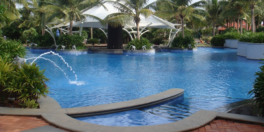 Radisson Blu offering creative cocktails and an upscale ambience for celebration.