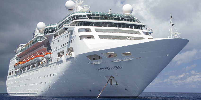 Luxurious cruise party in Mumbai offering entertainment, dining, and relaxation options.