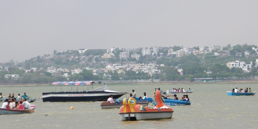 Upper Lake, also known as Bhojtal, is one of the popular lakes for relaxation and boating.