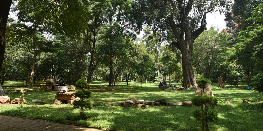 Cubbon Park with walking trails- one among places to visit near Nehru Planetarium