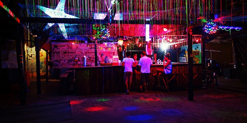 Trendy beach shack offering delicious food and upbeat vibes, making up for a perfect Ozran beach party place.