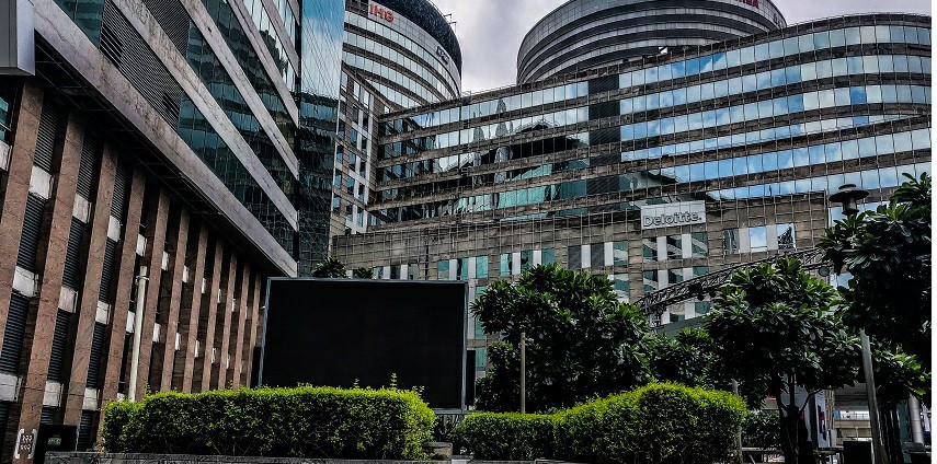 Image of Cyber Hub buildings best for shopping and dining with friends and family
