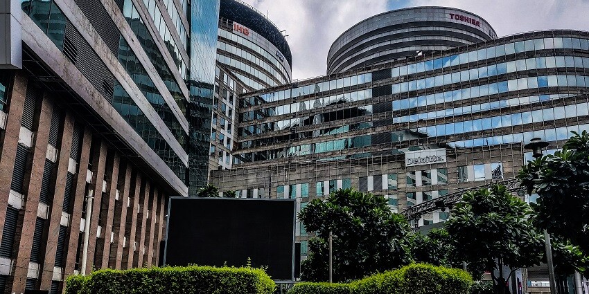 DLF CyberHub offers gaming lounges with VR setups, arcade games, and entertainment.