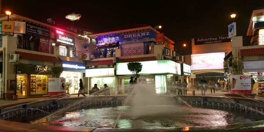Snapshot of the DLF Phase 1 Market and the fountain in its shopping plaza in the Gurgaon
