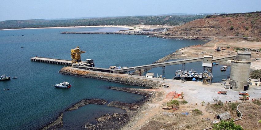 Dabhol Port is a busy port with a picturesque waterfront and lots of activity.