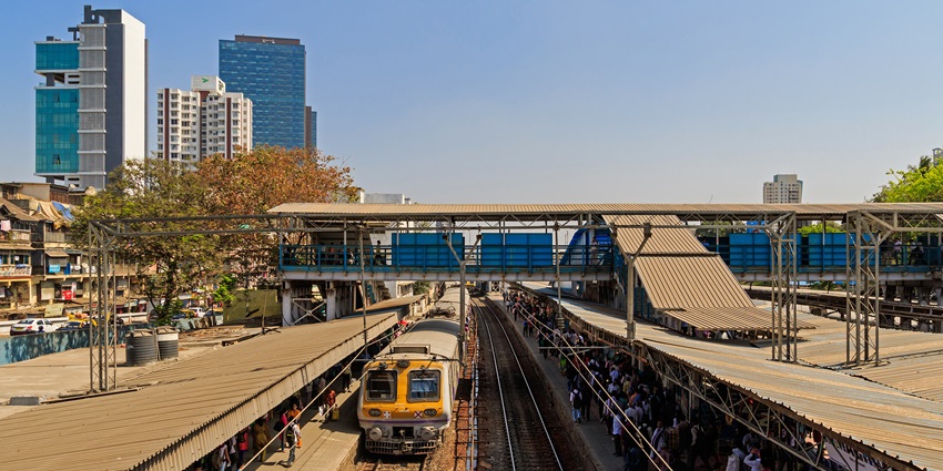 A bustling market near Dadar Station, popular among both locals and shoppers for all kind.