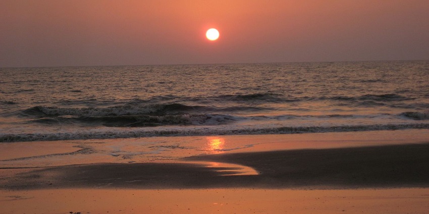 Stunning sunset at Dahanu Beach, a must-visit among famous beaches in Nashik.