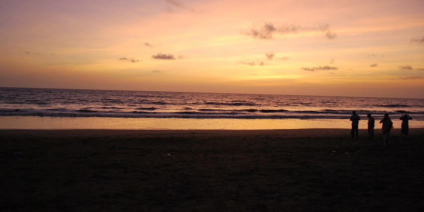 An image of a famous beach in Maharashtra, with a view of scattered clouds at sunset