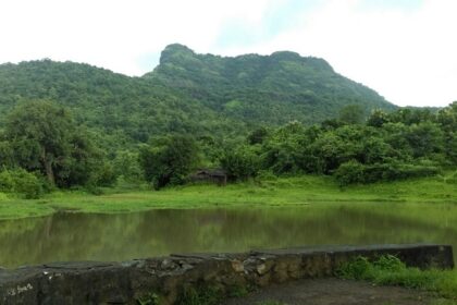 Dahanu Fort offers stunning views and rich historical significance.