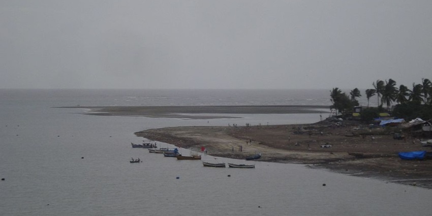 The green fields and trees surrounding the fort of Dahanu represent the historical and natural importance of the place.
