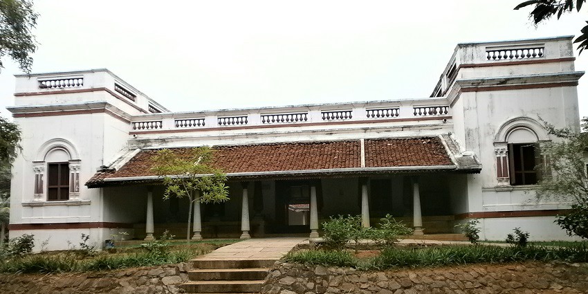 This museum has live demonstrations of pottery, weaving, and other crafts.