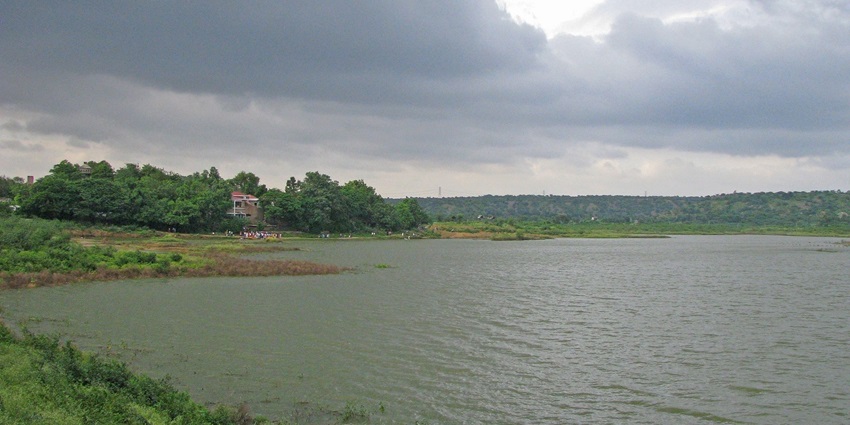 Picture-perfect view of Damdama Lake, perfect boating spot and adventure near Bhondsi Nature Park.