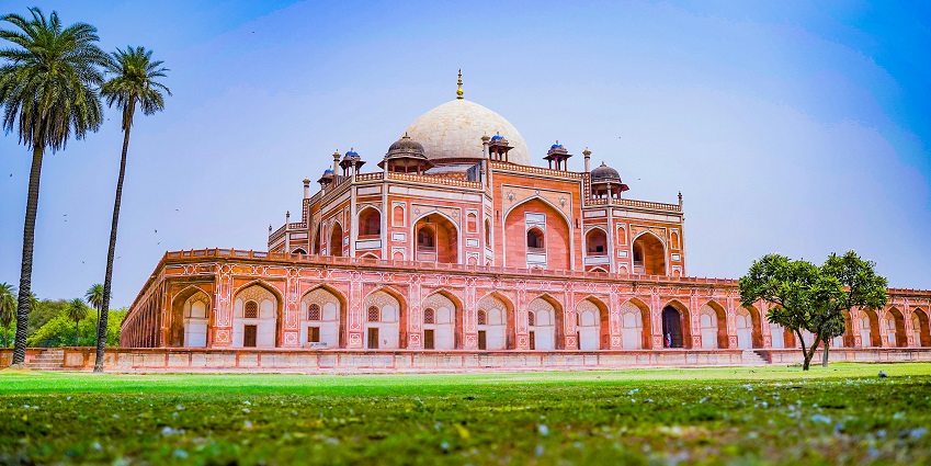 An image of Dargah-E-Hakimi, a serene religious site surrounded by lush gardens