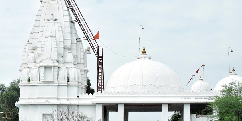 Datta Mandir is one of the popular temples in Alibaug located on a small hilltop at Chaul.