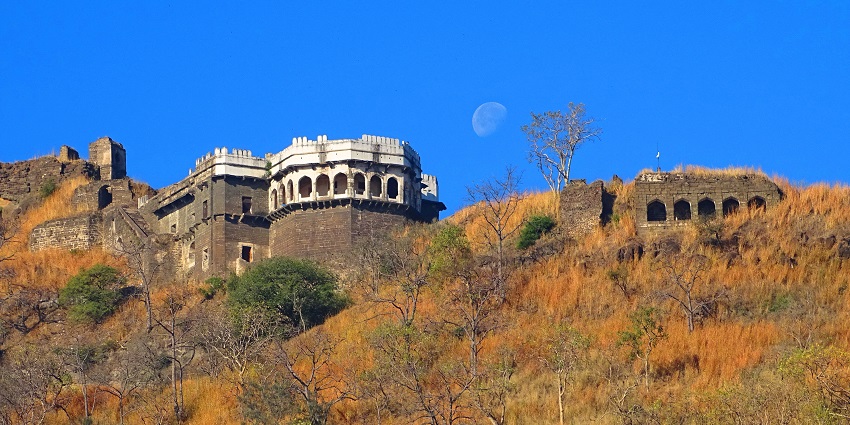 Image of Daulatabad fort is located in Aurangabad city. This was buit during Aurangazeb period