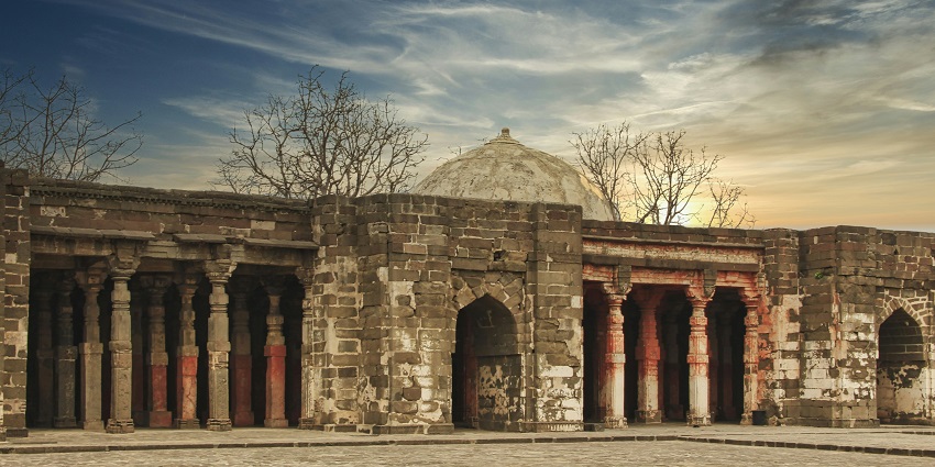 A picture of Daulatabad Fort - one of the places to visit near Aurangabad within 100 km.