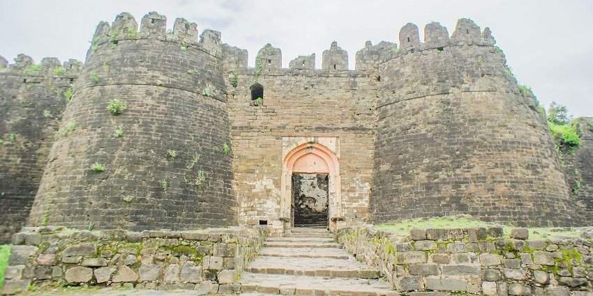 An image of Daulatabad Fort, one of the best places to visit near Grishneshwar Temple.