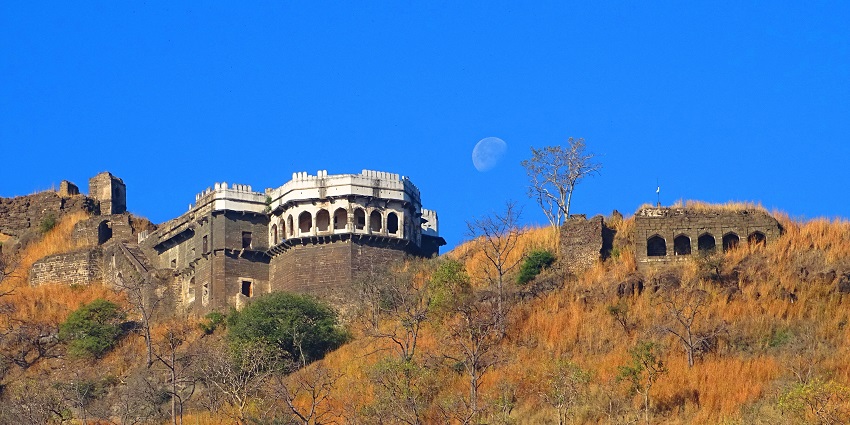 The imposing structure of Daulatabad Fort, one of the best places near Maharashtra.