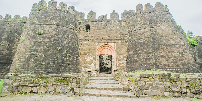 The panoramic view of Daulatabad Fort, one of the popular destinations near Waghora Waterfall.