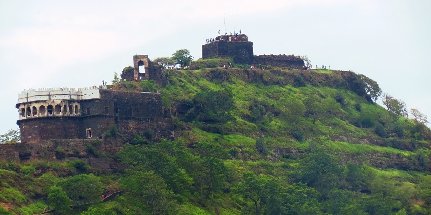 An image of a majestic hill fort with impressive architecture and historical significance.
