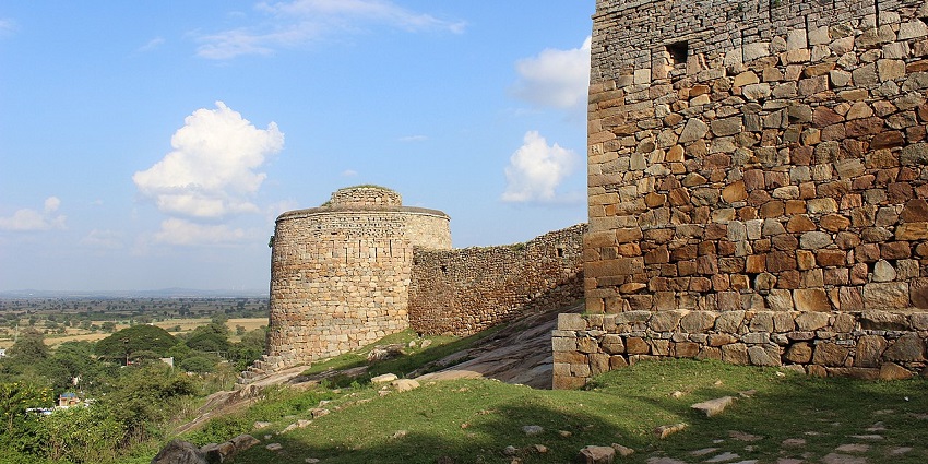 A historic fort exuding 17th-century elegance with panoramic views and heritage.