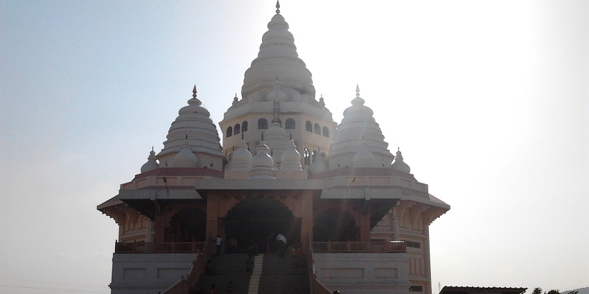 An image showing a scenic view of Dehu Gatha Mandir, a popular destination near Chakan Fort.