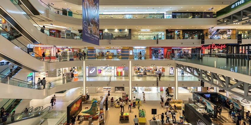 Large interiors of a shopping complex with multiple shops, similar to SPOT18 mall.