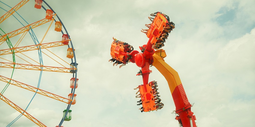 A giant ferris wheel and a thrilling ride at the famous leisure hub of Maharashtra.