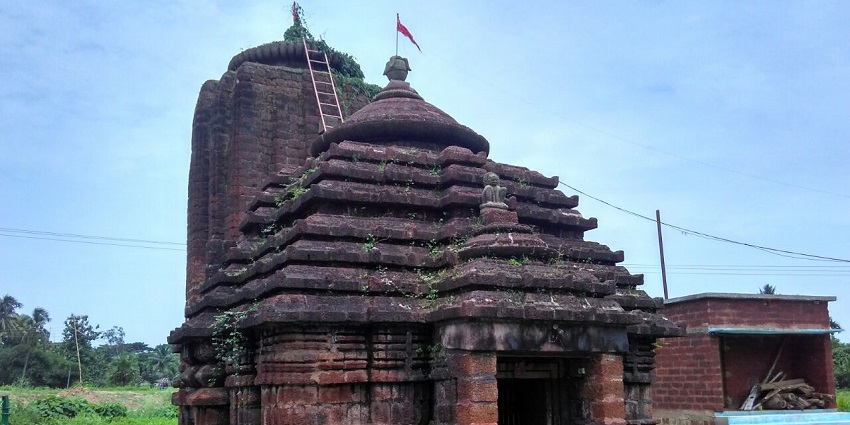 Deogarh Banadurga spiritual hub with its serene surroundings and magnificent sculptures.