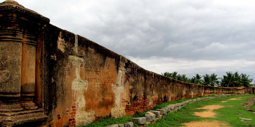 Walls of Devanahalli Fort, a place to visit near Bangalore within 50 kms.