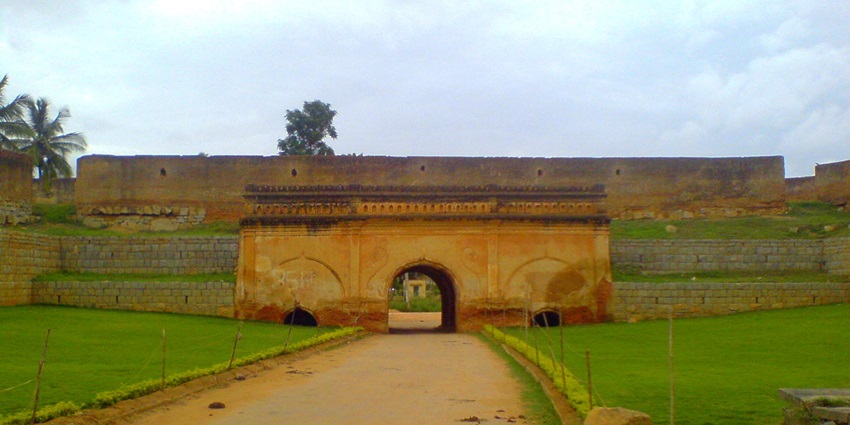 Devanhalli Fort is one of the top places to visit near Chikkaballapur for history lovers.