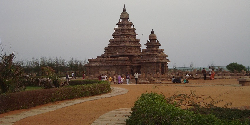 Devanur Sri Poyyamozhi Temple in Tindivanam, a traditional temple with a placid atmosphere.