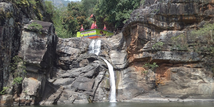 Majestic Devkund Waterfall surrounded by dense forest, a highlight of waterfalls in Maharashtra.