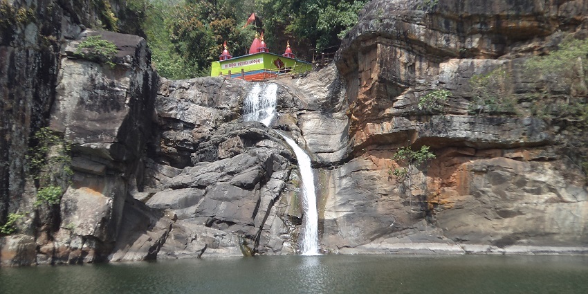 A scenic view of spiritual Devkund Waterfall, one of the best places to visit in Mulshi.