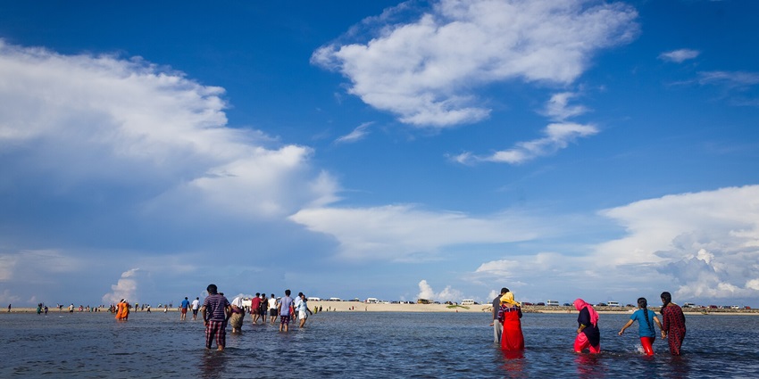 A stunning view of people in Dhanushkodi Beach, 35 km from Ramanathapuram