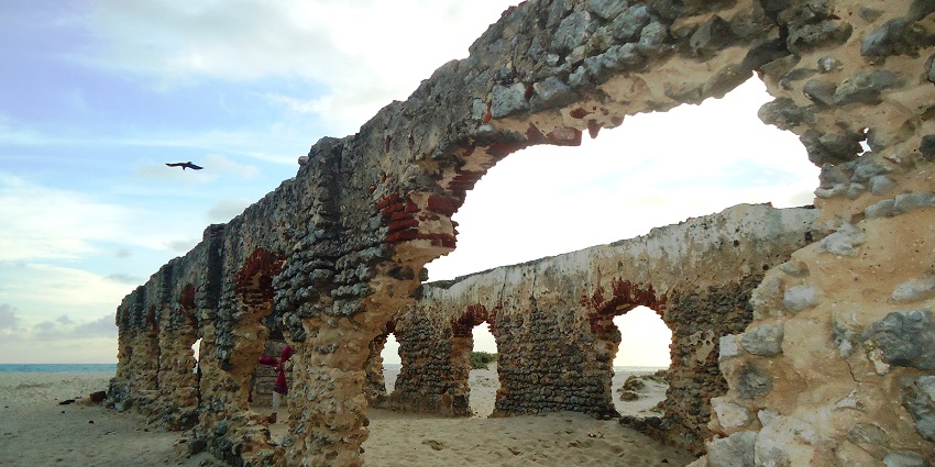 A picture of buildings that were destroyed, one of the key places to visit in Dhanushkodi.