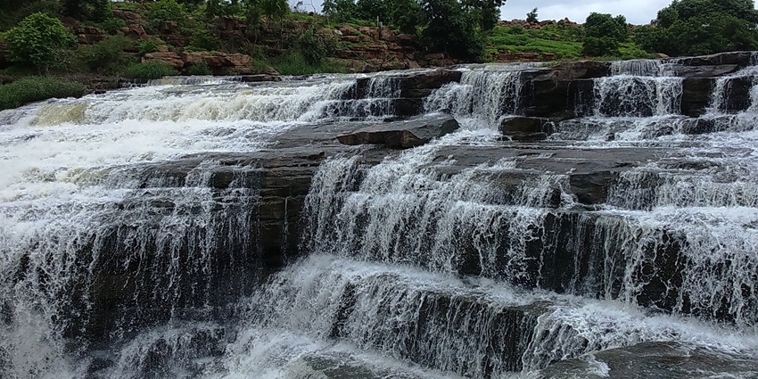 The Dhoda Hadalu Waterfalls has a short trek with great views surrounding it.