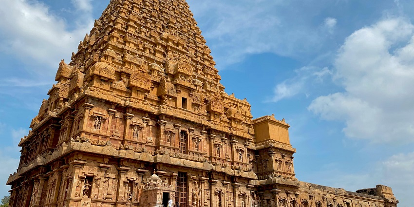 Dhootpapeshwar Temple, dedicated to Lord Shiva, offers stunning views of the surroundings.