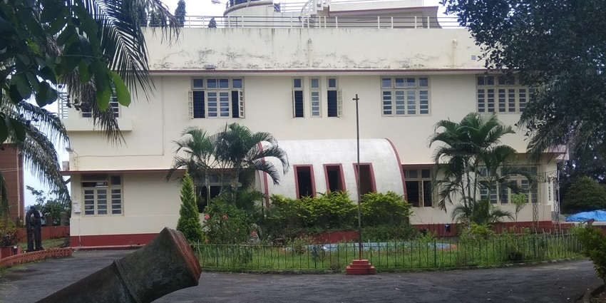 Front view of Srimanthi Bhai Memorial Government Museum building, one of the best things to see in Mangalore.