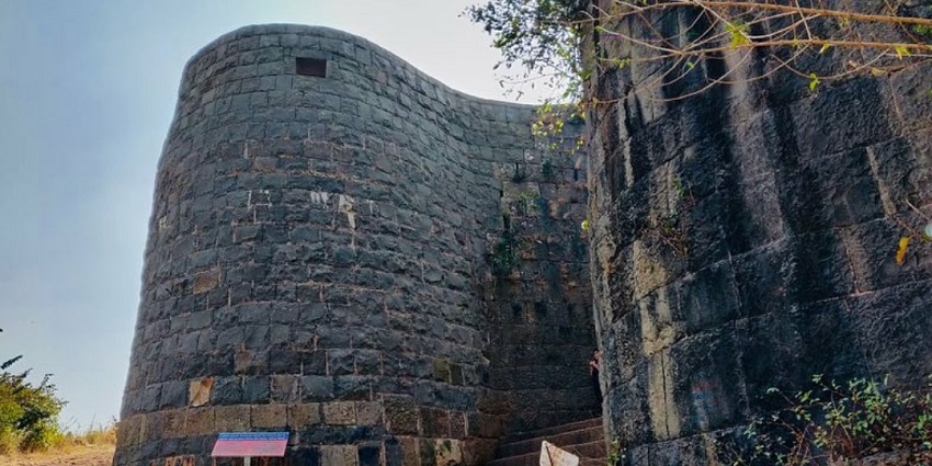 Image of a fort ruins with historical significance - Rajhansgad belgaum visitors can explore