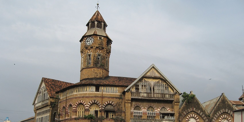 Akola Tower is a landmark showcasing history and is one of the things to see in Akola.