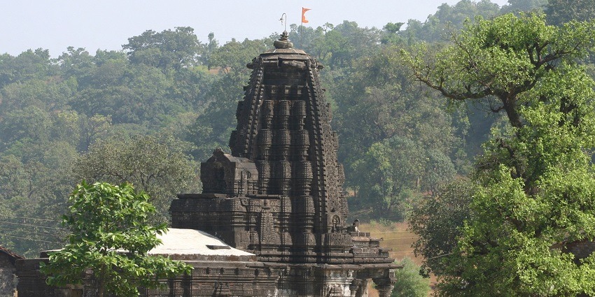 The Ratanwadi Village houses the ancient Shiva temple surrounded by lush green jungle