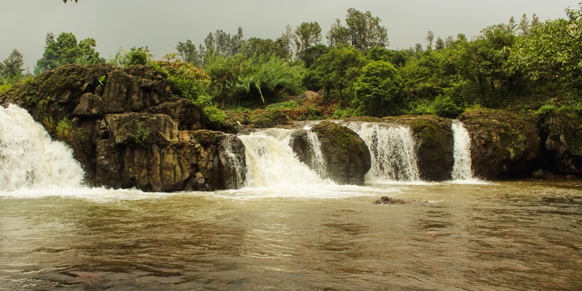 Lingmala Falls cascading down rocky cliffs amid lush greenery in Mahabaleshwar, Maharashtra.