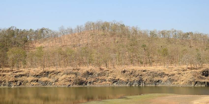 Calm waters of Tansa Lake surrounded by greenery, making it one of the best things to see in Thane.