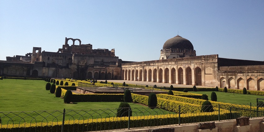 Gagan Mahal on the left side along with Solah Khamba Mosque on the right side - Discover The Solah Khamba Mosque